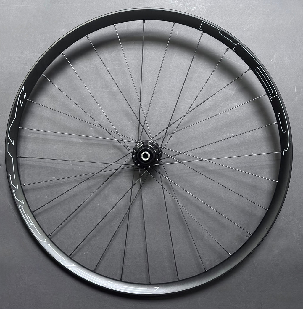 Front wheel: SONdelux 12mm Dynamo Centerlock Disc hub & HED G Rim 28H