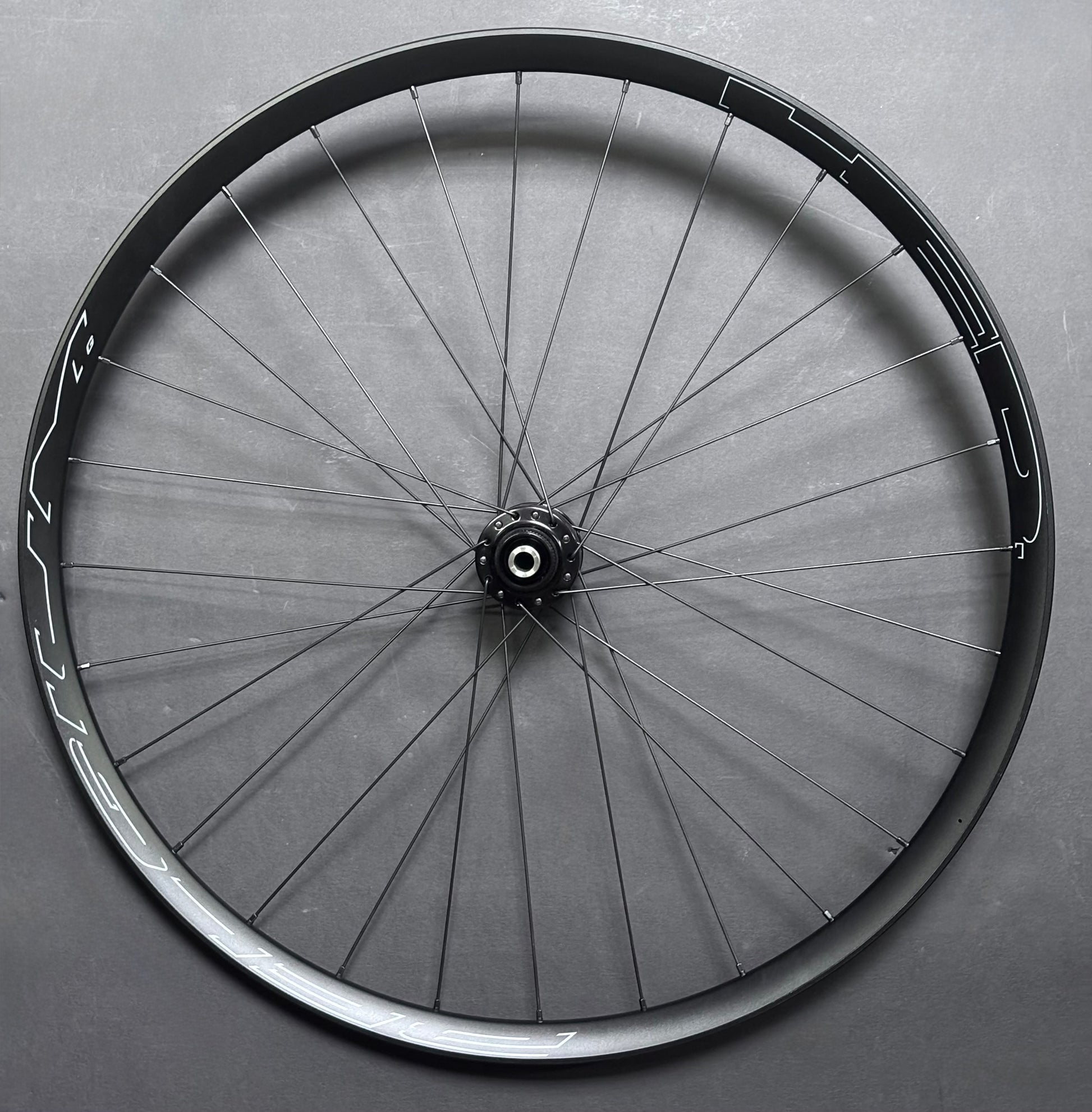 Front wheel: SONdelux 12mm Dynamo Centerlock Disc hub & HED G Rim 28H