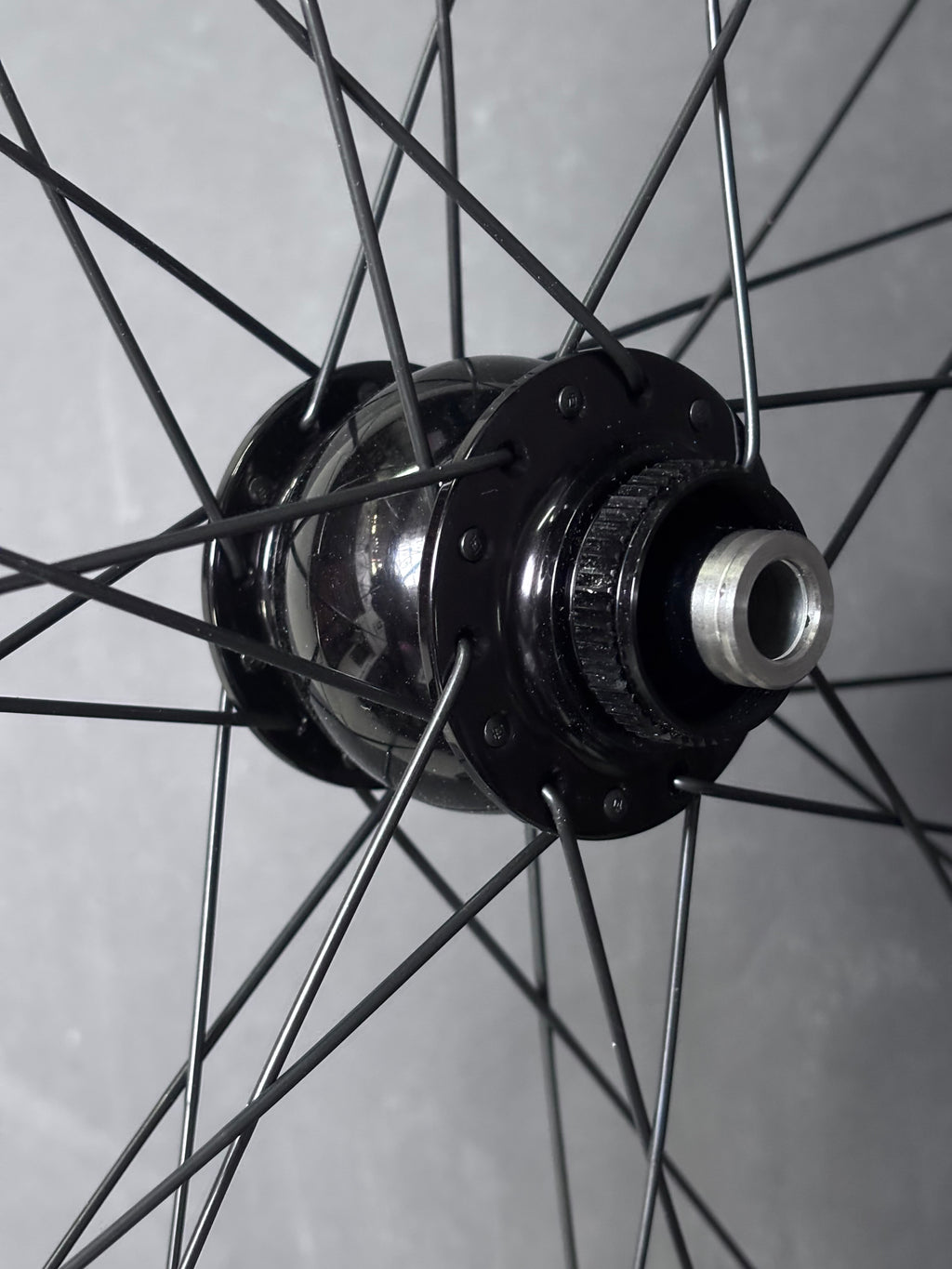 Front wheel: SONdelux 12mm Dynamo Centerlock Disc hub & HED G Rim 28H