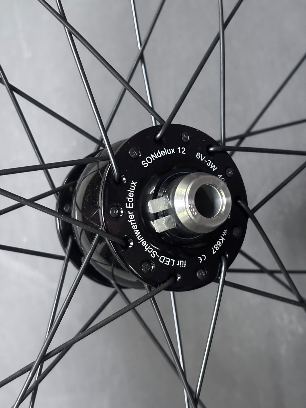 Front wheel: SONdelux 12mm Dynamo Centerlock Disc hub & HED G Rim 28H