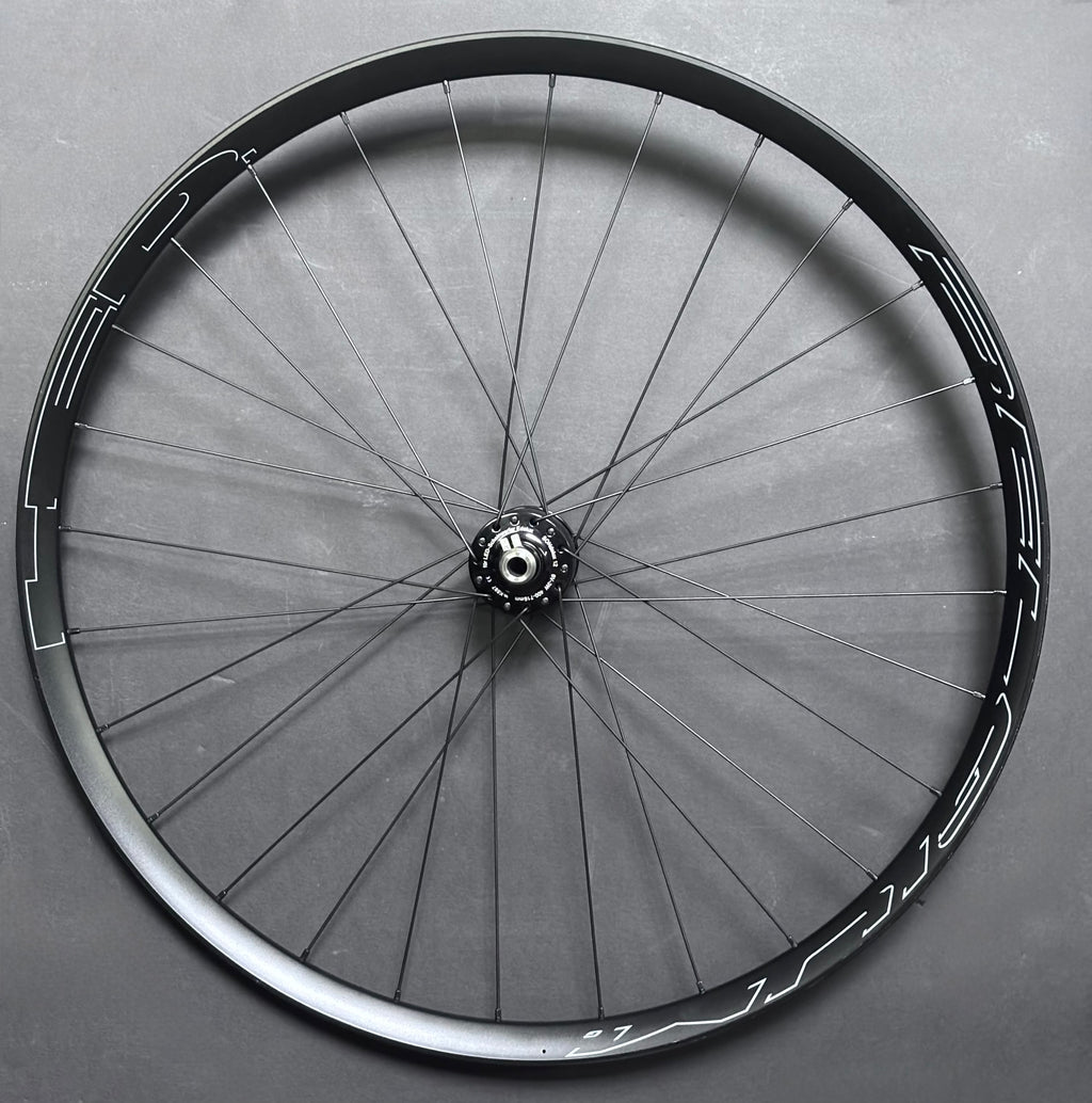 Front wheel: SONdelux 12mm Dynamo Centerlock Disc hub & HED G Rim 28H